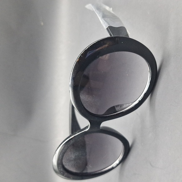 Vintage-Inspired Oversized Black Oval Sunglasses - Picture 4 of 7
